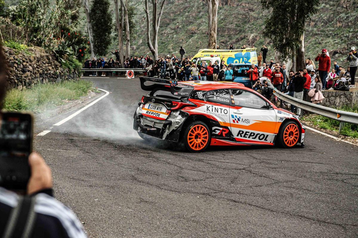 Varios aficionados presencian en primera fila el segundo día de test Rally Islas Canarias