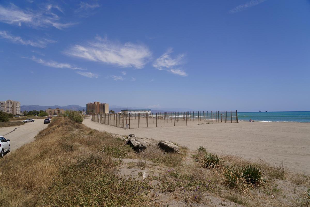 Imagen de la estación de bombeo en la playa de Arraijanal, entre Guadalmar y Los Álamos.