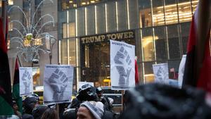 Protesta contra Trump en Nueva York, a su paso por la Trump Tower, el sábado por la tarde.