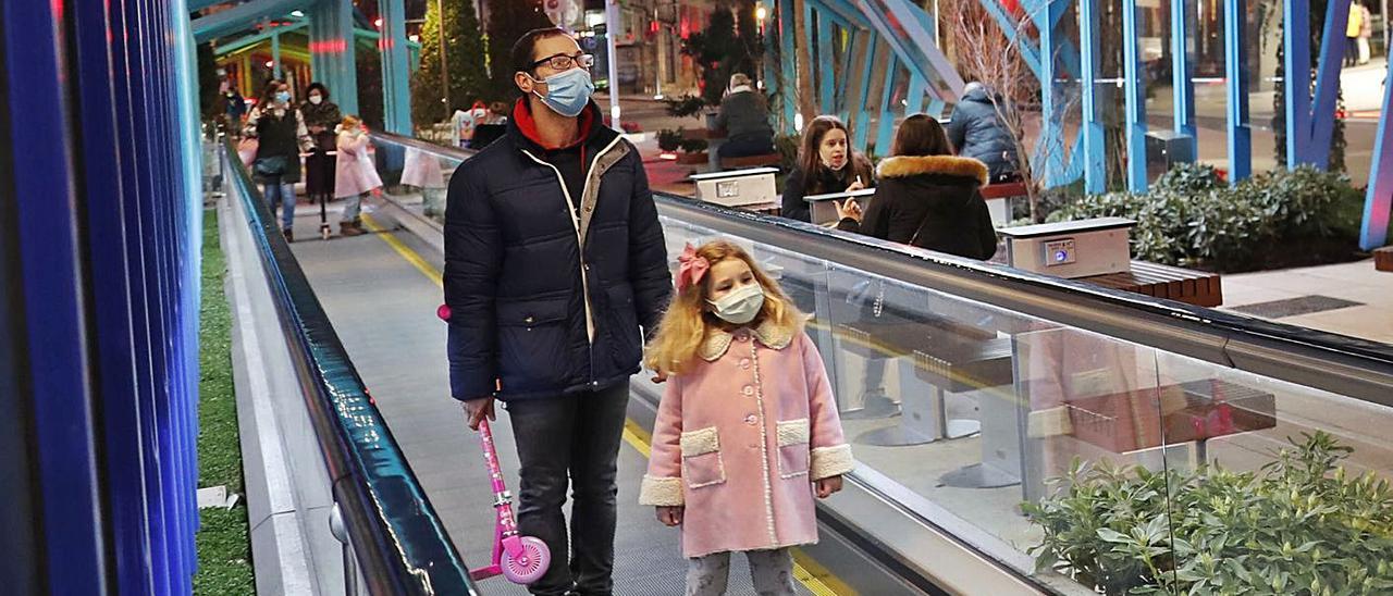 Peatones en las rampas y mesas de la avenida de Gran Vía, ayer por la tarde. |   // J. LORES