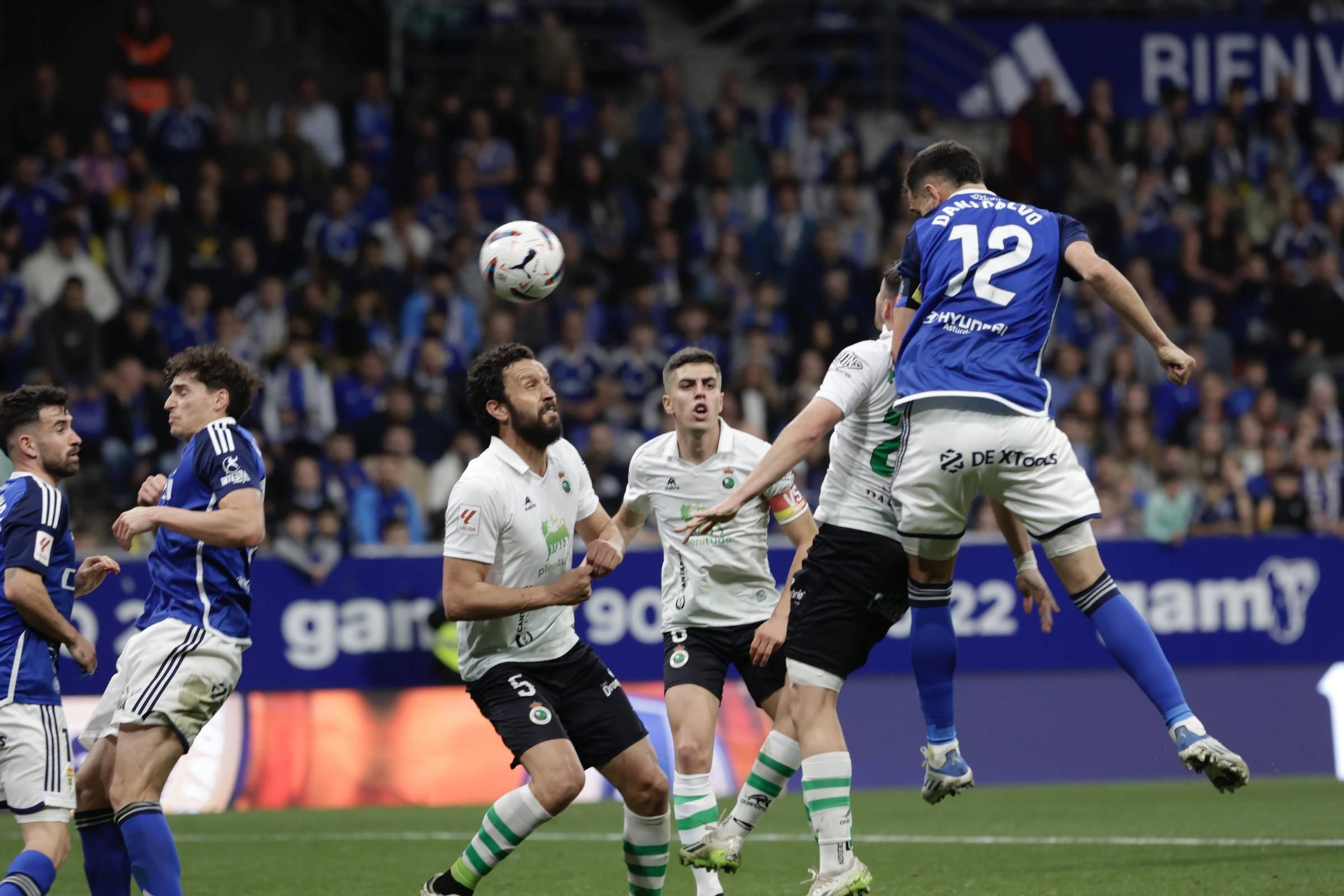 EN IMÁGENES: Partido y ambientazo del Real Oviedo-Racing de Santander disputado en el Tartiere