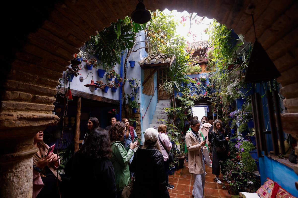 Los Patios de Córdoba desafían a la lluvia en el ecuador de la fiesta