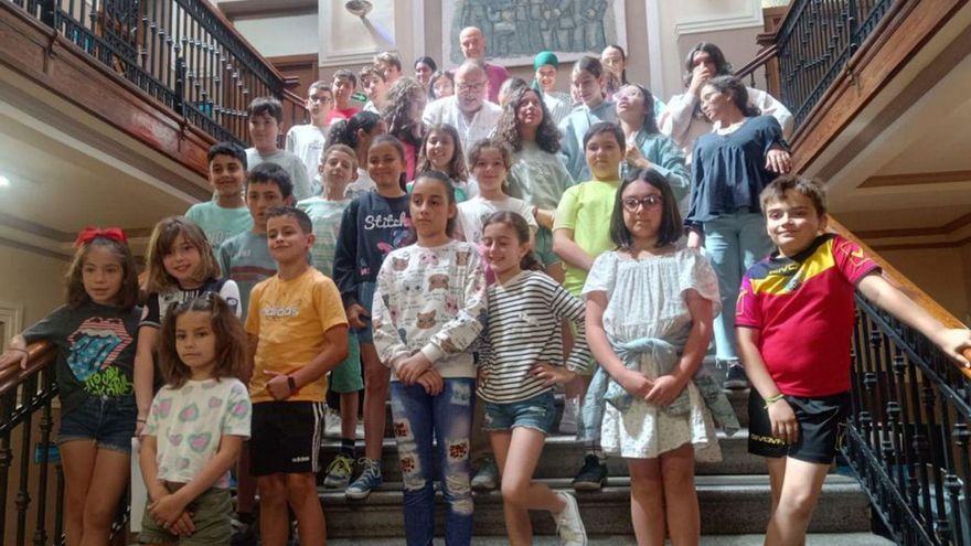 Los niños quieren saber dónde pueden jugar al balón: así fue el Pleno infantil en Langreo