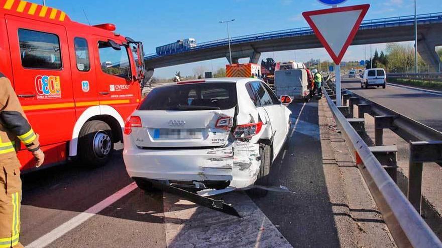 Los Bomberos rescatan del interior de un coche a un herido leve en la &quot;Y&quot;