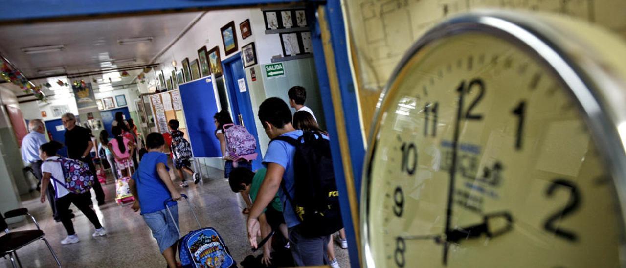 Los alumnos abandonan las aulas al final de la jornada lectiva en un colegio de Elda.