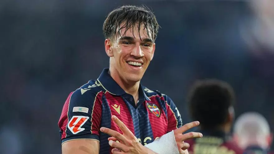 ¡Y Carlos Espí se hizo con el doblete en la primera parte!