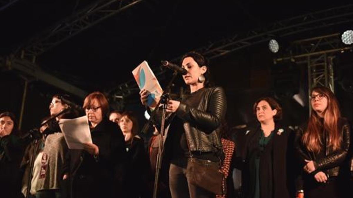 Un momento de la lectura del manifiesto, ayer, en la plaza mayor de Nou Barris.