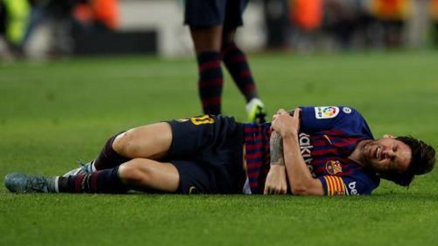 Messi, estès a terra durant el Barça - Sevilla de dissabte.