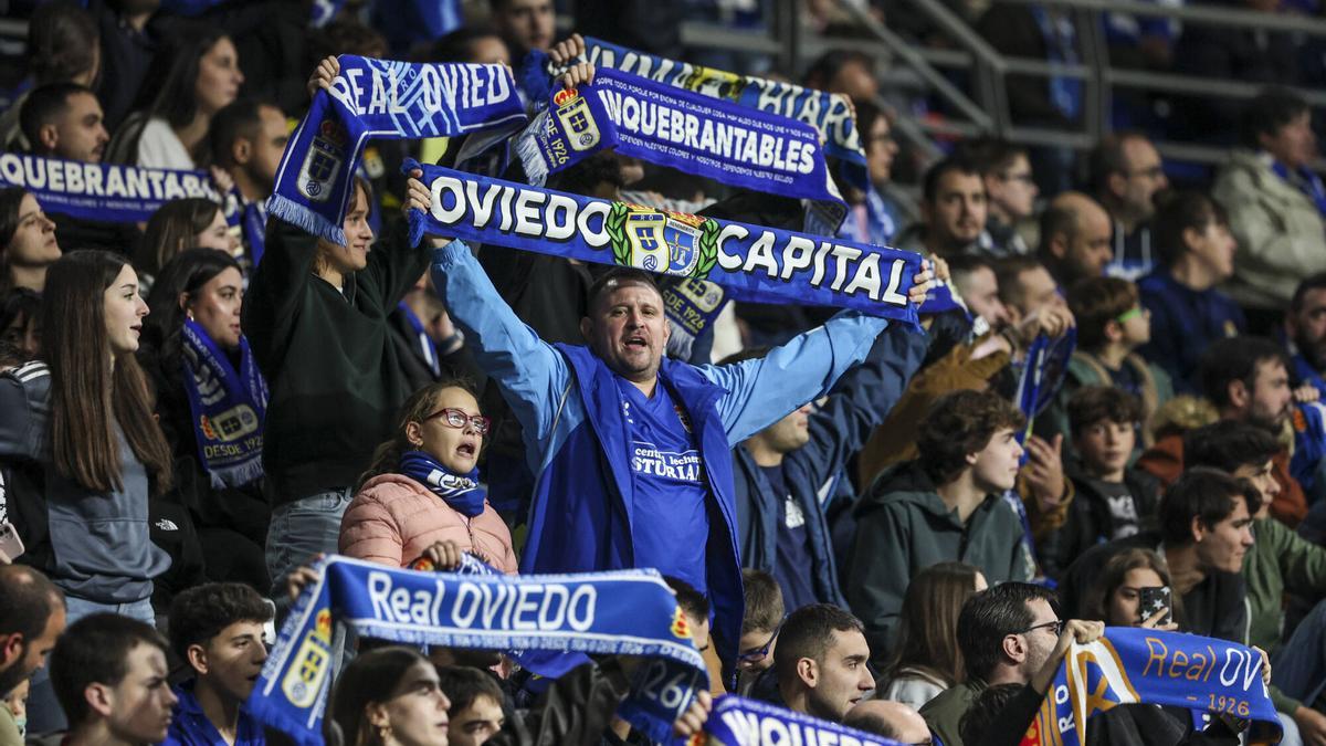 Aficionados del Real Oviedo en las gradas del Tartiere.