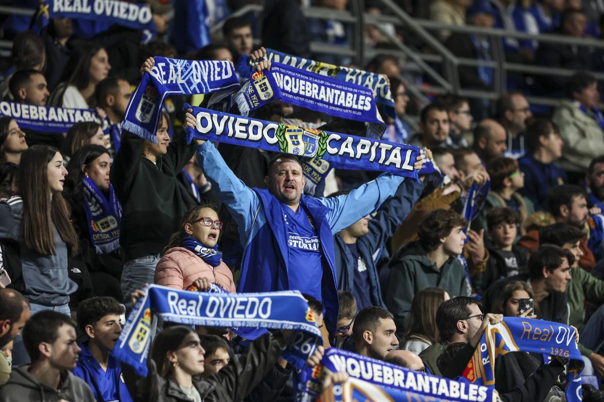 Gradas. Aficionados del Real Oviedo. FUTBOL. 2. REAL OVIEDO. TENERIFE