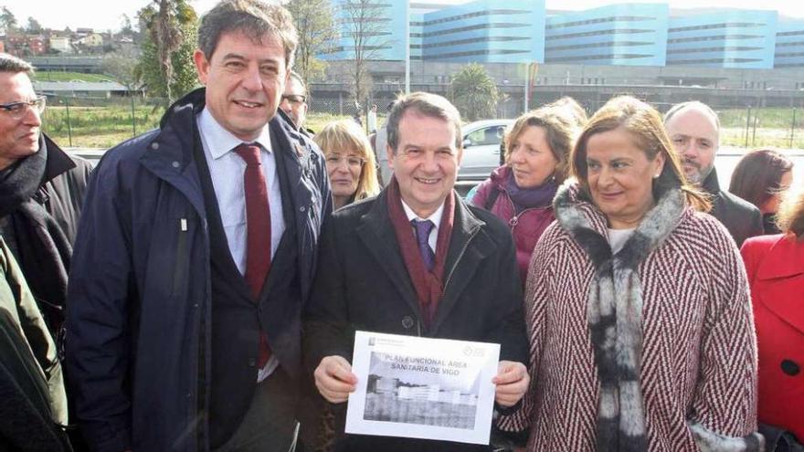 Desde la izq, Gómez Besteiro, Caballero y Silva, ante el hospital. // Marta G. Brea