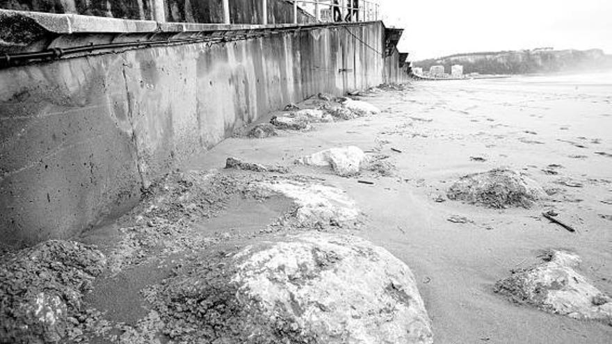 La playa de Salinas, ayer, en el tramo final del paseo, en las proximidades de El Espartal.