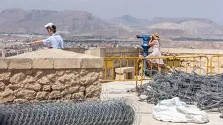 El castillo de Santa Bárbara de Alicante llega al eclipse entre vallas, obras y zonas cerradas
