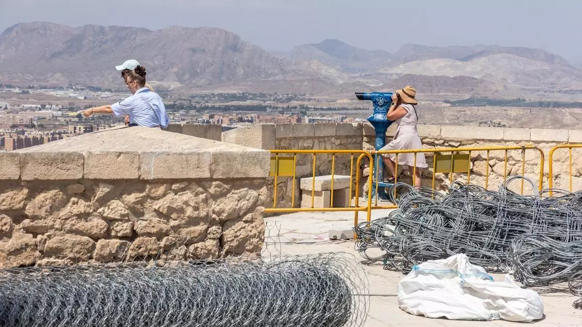 El castillo de Santa Bárbara de Alicante llega al eclipse entre vallas, obras y zonas cerradas