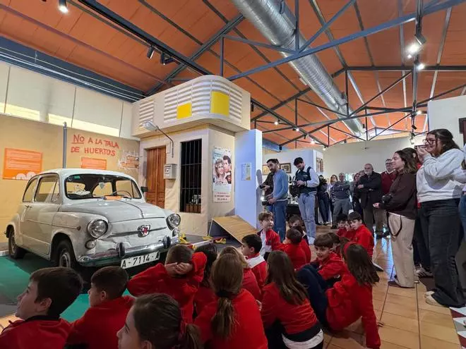 Del Simago al Seat 600: Elche revive la transición en el Museo Escolar de Puçol