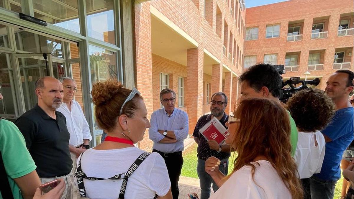 El conseller de Educación, José Antonio Rovira, en el centro, con representantes sindicales y docentes ayer en València