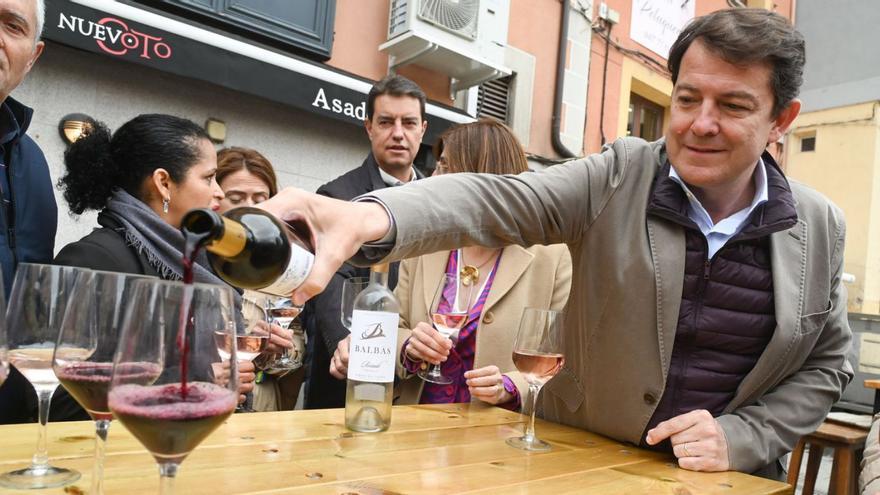 El presidente Mañueco durante su visita ayer a Burgos.