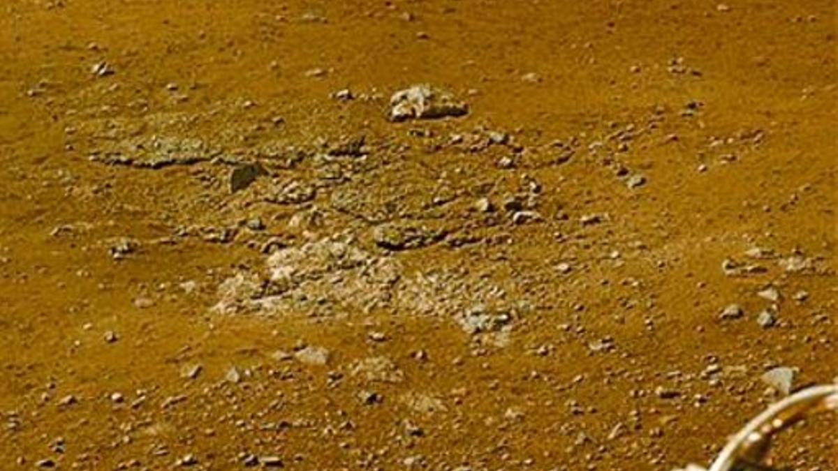 Arriba, estribaciones del monte Sharp captadas por el 'Curiosity' (el color, según la NASA, está modulado para facilitar la detección de estratos). Abajo, 'autorretrato' del robot y rocas movidas por efecto del amartizaje.