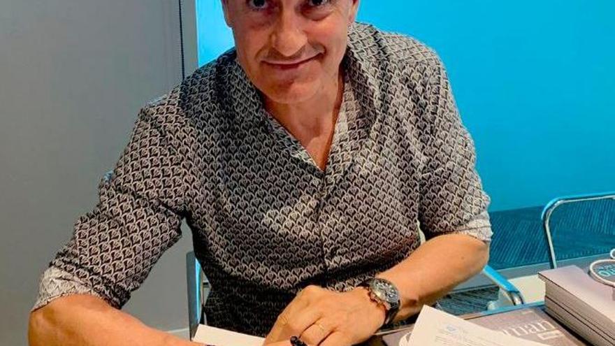 Míchel, firmando su contrato.