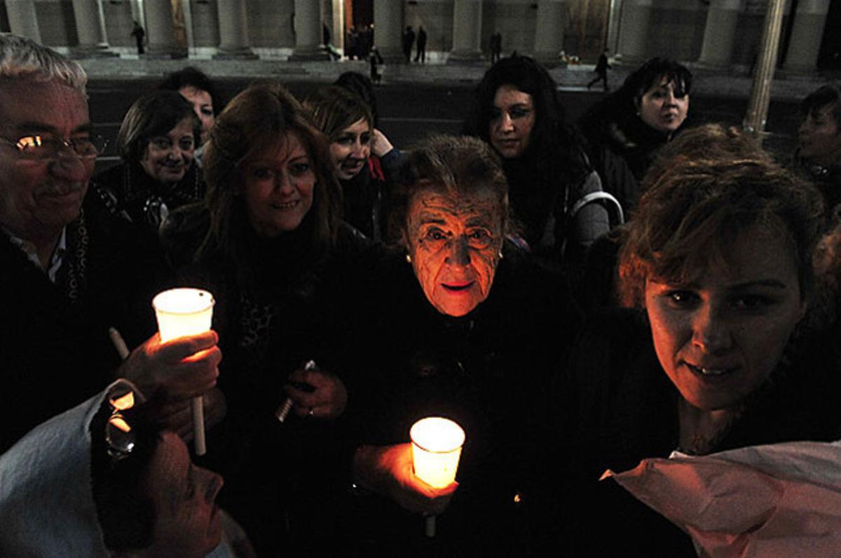 Nelida de Miguel (centre), una amiga d’Eva Perón, al sortir de la Catedral de Buenos Aires, en el 60è aniversari de la seva mort.