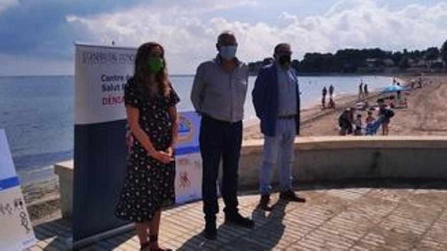 Isaura Navarro, Vicent Grimalt y Eugeni de Manuel, ayer, en la playa de Dénia ya libre de humos.