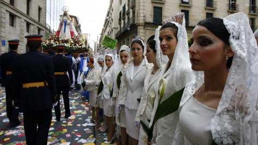 Candidatas, en una procesión de la Virgen.