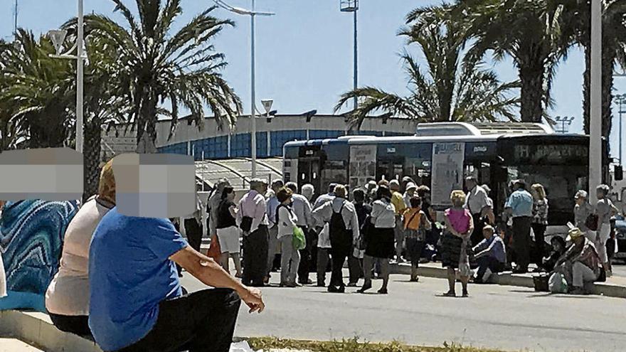 Transporte triplica los autobuses al mercadillo por la gran demanda