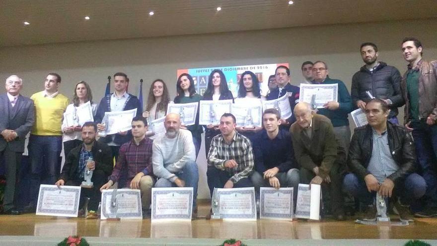 Foto de familia de los premiados en la Gala del Deporte riosellana.