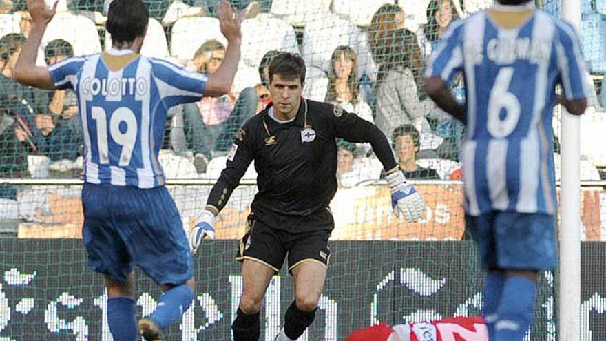 Momento en el que Colotto comete penalti ante el Sporting, partido en el que fue expulsado. / carlos pardellas