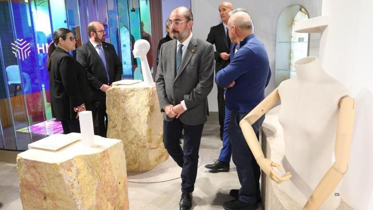 El presidente del Gobierno de Aragón, Javier Lambán durante su visita a la empresa HMY Yudigar.