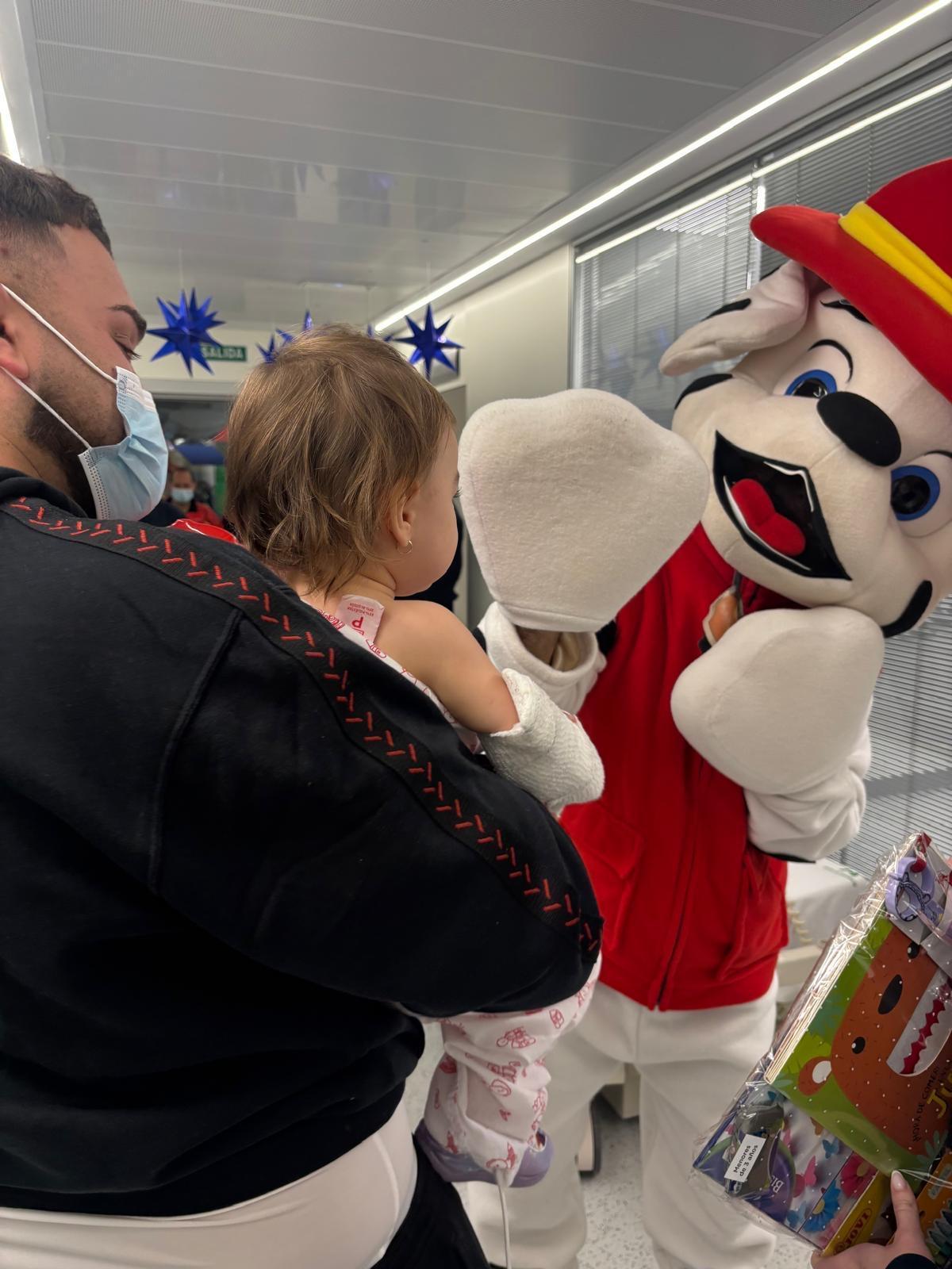 Visita de personajes de dibujos animados a los niños hospitalizados en Reina Sofía en fechas navideñas