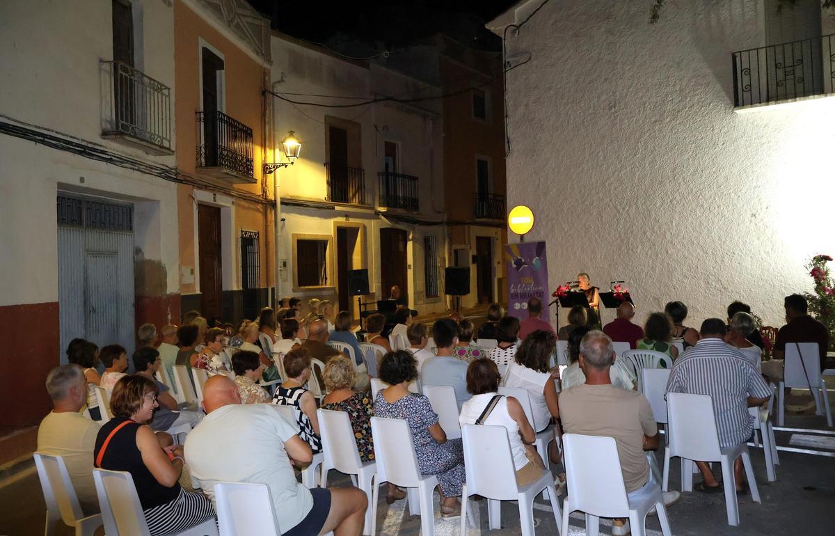 El carrer Trinquet acogió una velada de reivindicación, cultura, poesía y literatura