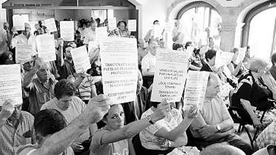 Vecinos de Santa María, durante una protesta contra la subestación.