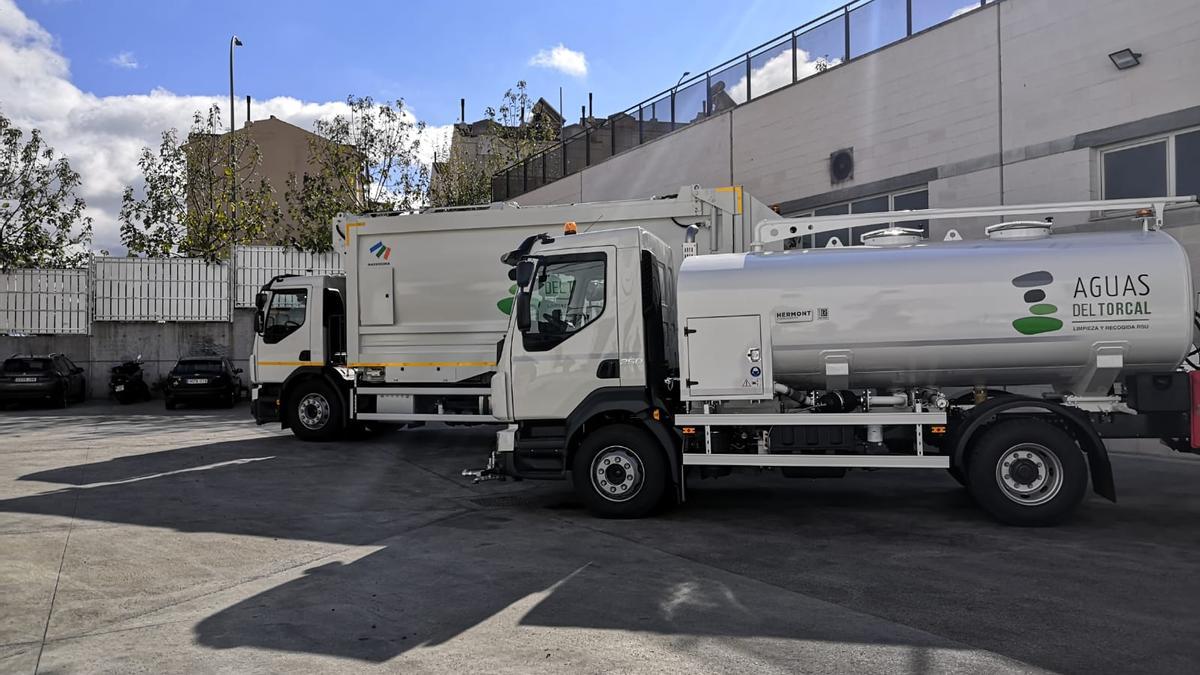 Los dos nuevos camiones de Aguas del Torcal.