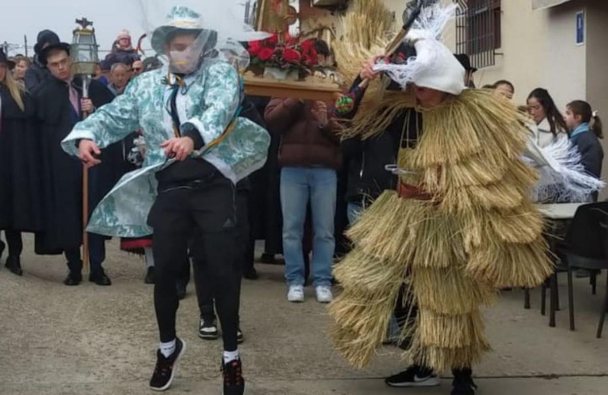 Sobre estas líneas, el Tafarrón de Pozuelo, los Atenazadores de San Vicente de la Cabeza y a la izquierda, los Zamarrones de Villarino Tras la Sierra.