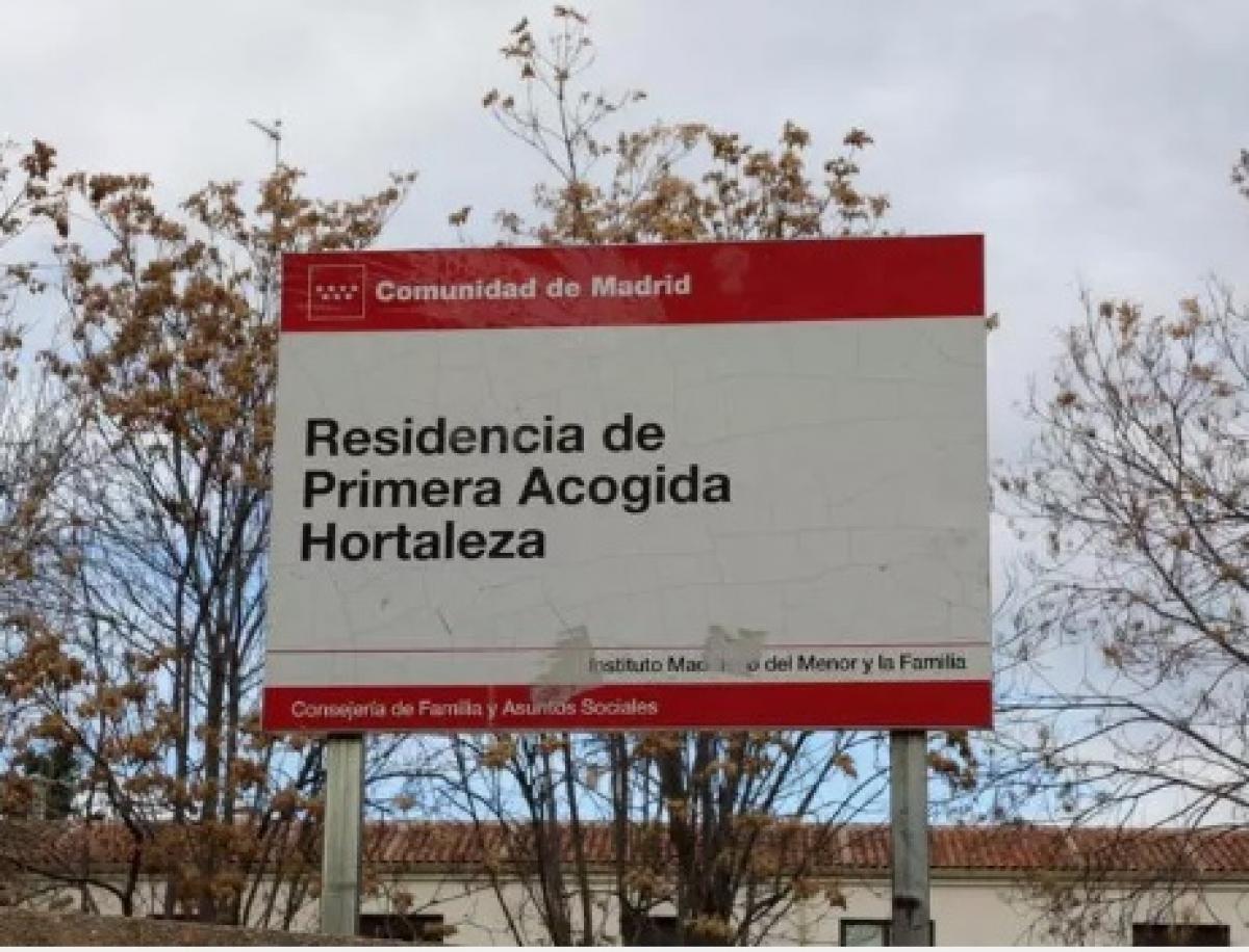 Cartel del Centro de Primera Acogida de Hortaleza.