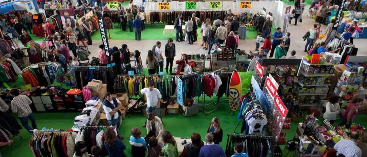 El pabellón de La Magdalena, abarrotado de público en una pasada edición de la feria de los saldos.