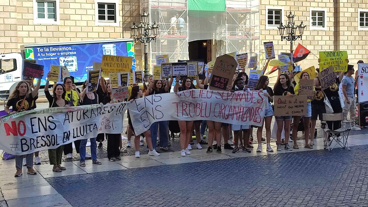 25/07/2025 Unos 50 maestros protestan en Barcelona por el conflicto de plazas de escuelas infantiles municipales. Unos 50 maestros protestan ante el Ayuntamiento de Barcelona, en la plaza Sant Jaume, por el conflicto de las plazas de maestros y técnicos de educación infantil (TEI) en las escuelas infantiles municipales y antes del pleno extraordinario que se celebrará este mismo viernes para debatirlo. POLITICA
