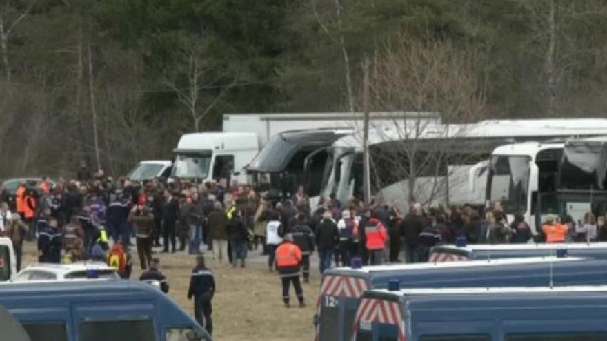 Accidente de avión: Los familiares de las víctimas llegan al lugar de la catástrofe