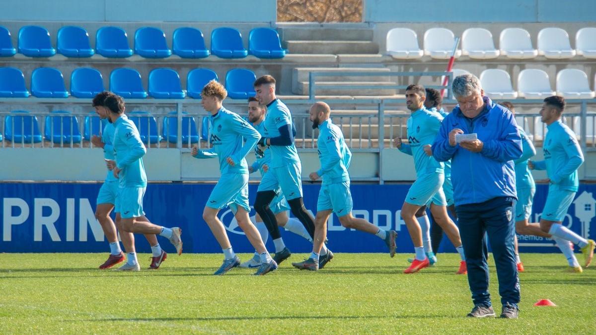 Onésimo Sánchez, técnico del Atlético Baleares, en un entreno reciente.