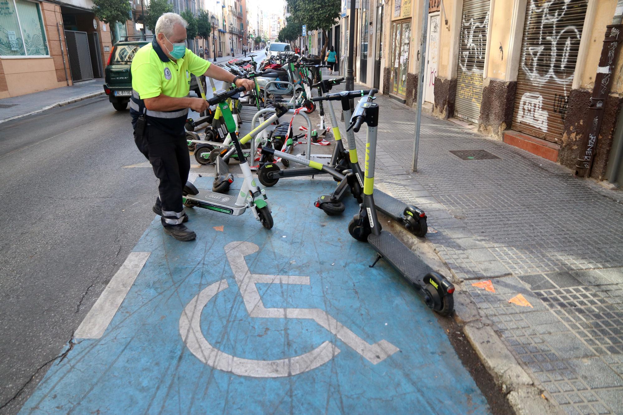 La grúa de Málaga ya se lleva los patinetes y bicicletas mal aparcados