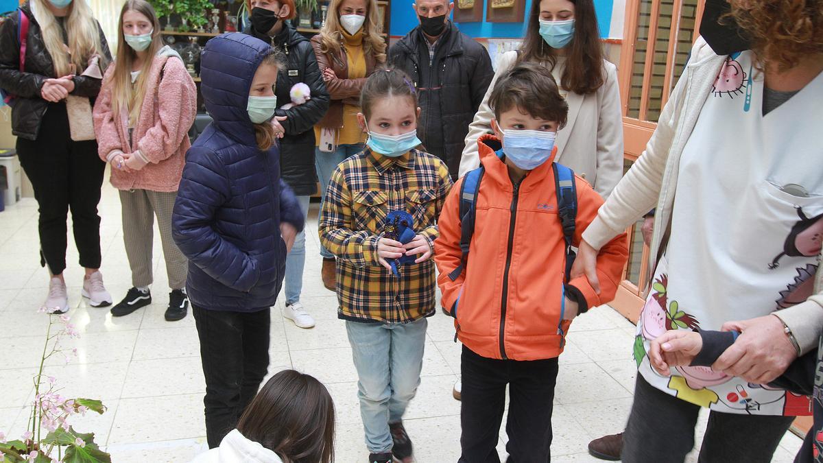 Las profesoras fueron acompañando al aula a los nuevos compañeros.