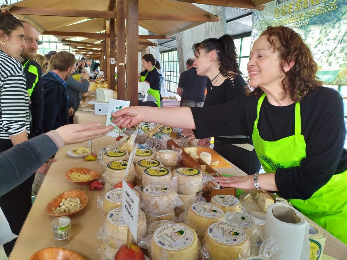 Puesto de venta de quesos en una pasada edición de la feria de Taramundi.
