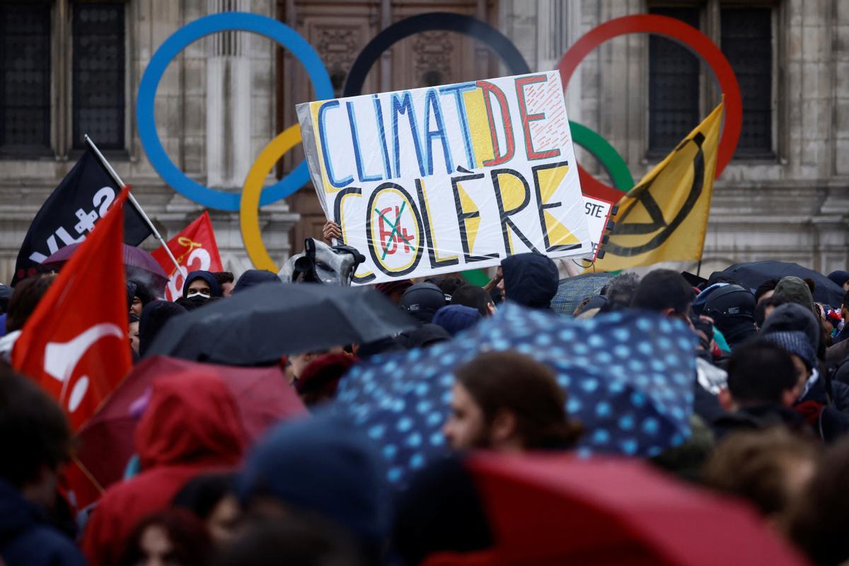 Protestas en Francia. Miles de ciudadanos se echan a las calles para manifestar su descontento con el fallo del Constitucional francés y que ha generado altercados en diferentes ciudades