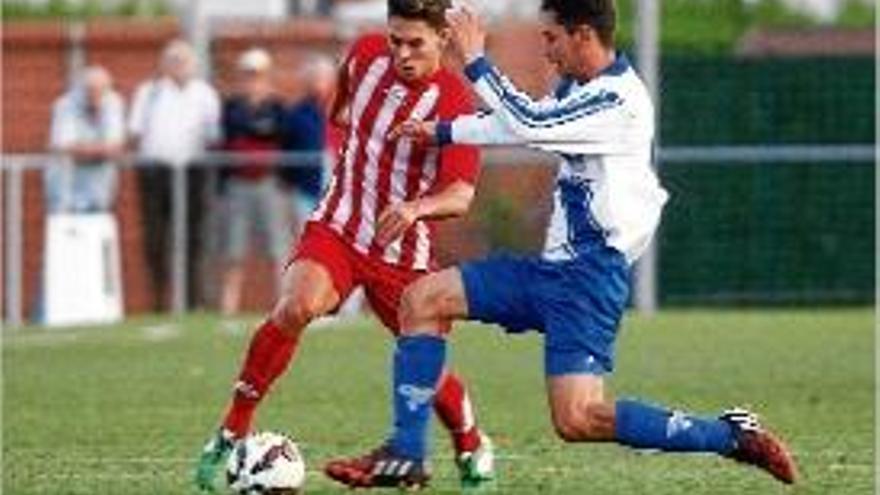 El jugador del Girona B David Serrano controla la pilota