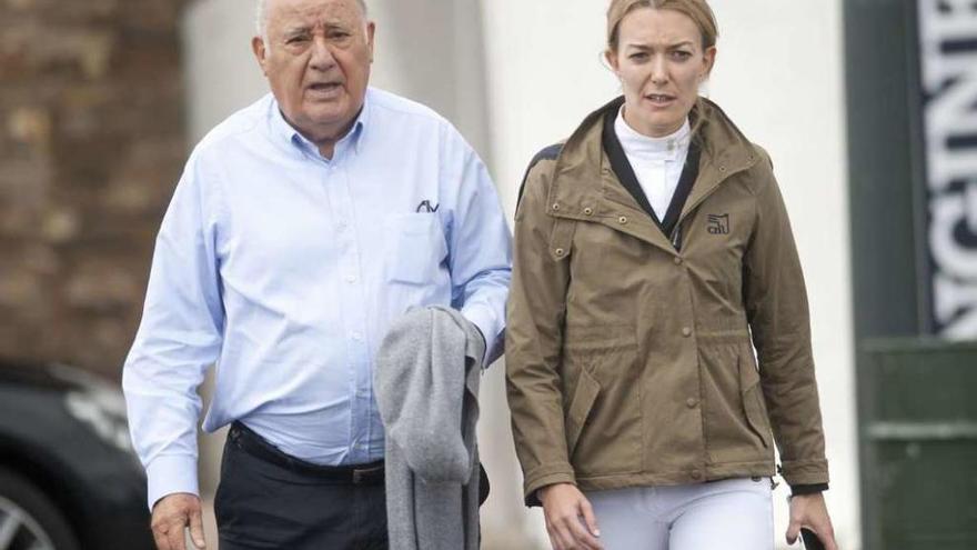 Amancio Ortega y su hija Marta, el verano pasado en Casas Novas.