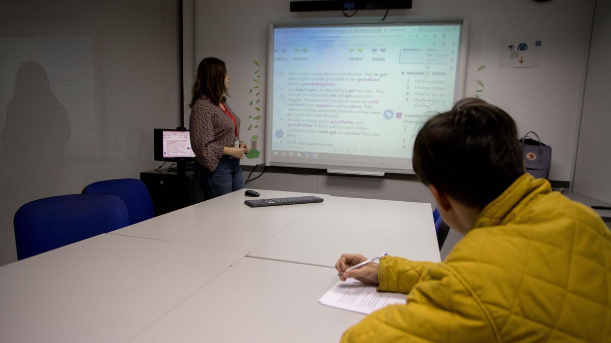 Imagen de archivo de un alumno en medio de una clase