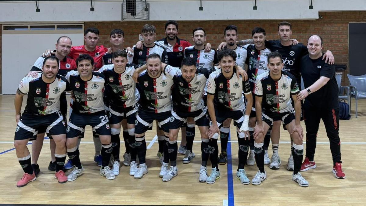 El Grupo López Bolaños, antes del partido de ida ante el Pontevedra.