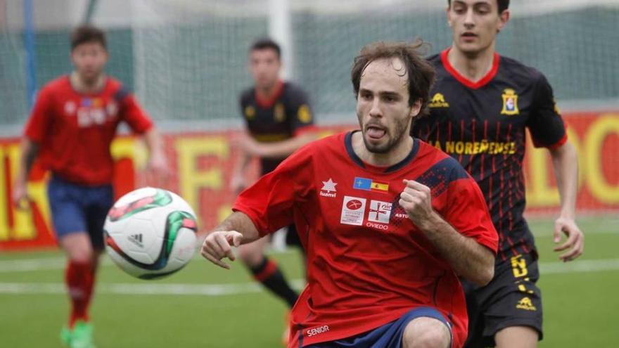 Jonás, del Astur, recibe el balón ante la presión de Carlos Peña, del Condal.