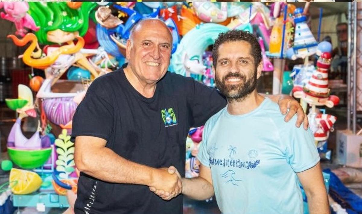 Estrugo, a la derecha, con el presidente de la hoguera.